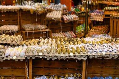 Avusturya, Viyana 'da pazardaki ahşap raflarda renkli ve boyalı Paskalya yumurtaları