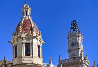 Valencia, İspanya 'da güzel eski binalar ve saat kuleleri