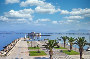 Nafplio 'daki Bourtzi su kalesi ve limanı, Moreloponnese, Yunanistan, yaz mevsimi