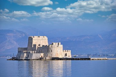 Nafplio 'daki Bourtzi su kalesi, Moreloponnese, Yunanistan, yaz mevsimi