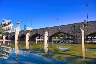 Valencia 'da Pont del Mar yaya köprüsü, yaz zamanı.