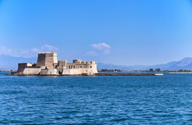 Yunanistan 'ın Nafplio kentindeki Bourtzi su kalesi, yaz mevsimi