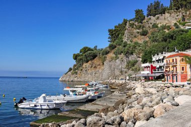 Renkli eski binalar ve yıkılmış şato Parga, Yunanistan, yaz mevsimi