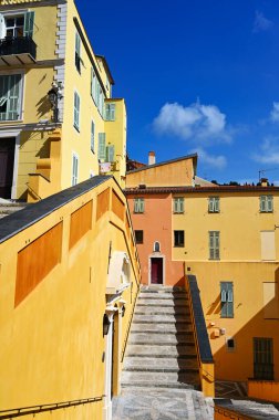 Menton, Fransa 'daki eski renkli binalar ve merdivenler