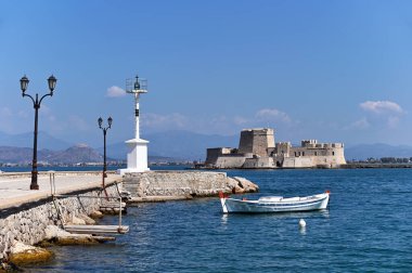 Nafplio 'daki küçük balıkçı teknesi ve Bourtzi kalesi, Moreloponnese, Yunanistan, yaz mevsimi