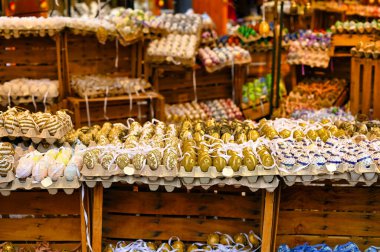 Güzel renkli ve boyalı Paskalya yumurtaları, Viyana, Avusturya 'da pazar