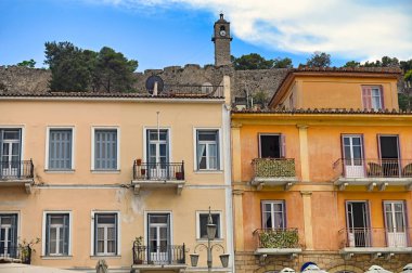 Yunanistan 'ın Nafplio kentindeki Saat Kulesi Akronafplia Kalesi