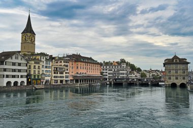 Aziz Peter Kilisesi saat kulesi ve Zürih Belediye Binası, Zürih, İsviçre