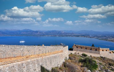 Nafplio 'daki Bourtzi Venedik su kalesi, Yunanistan' daki Palamidi şatosundan görüş