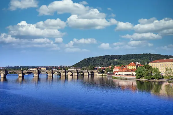 Stone Charles Köprüsü ve eski şehir manzarası, Prag, Çek Cumhuriyeti