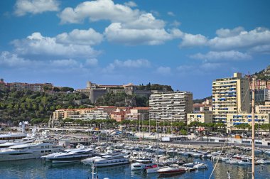 Yatı olan liman ve Monako Prensinin Sarayı, Monte Carlo