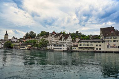 St. Peter kilisesi ve Lindenhof nehir kenarı, Limmet nehri, eski kasaba Zürih, İsviçre