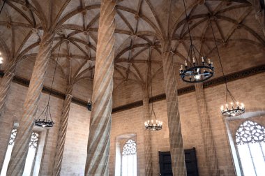 Llotja de la Seda ipek pazarı içi, taş sütunlar ve lambalar, Valencia 