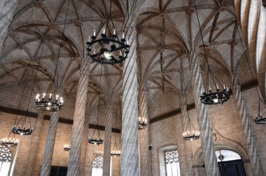 Llotja de la Seda ipek pazarı içi, taş sütunlar ve lambalar, Valencia, İspanya 