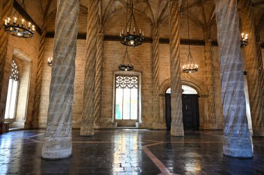 Llotja de la Seda ipek pazarı içi taş sütunlar, Valencia, İspanya 