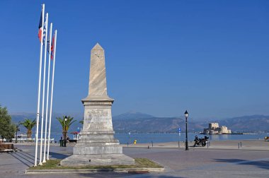 Morea Seferi Anıtı, Philellinon Meydanı, Napflio, Yunanistan ve Bourtzi Şatosu arka planda