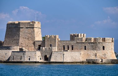 Nafplio 'daki Bourtzi Venedik su kalesi, Moreloponnese, Yunanistan, yaz mevsimi