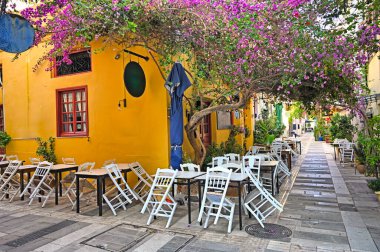 Nafplion şehrinin dar sokaklarında Bougainvillea çiçekleriyle dolu eski bir ev, Yunanistan