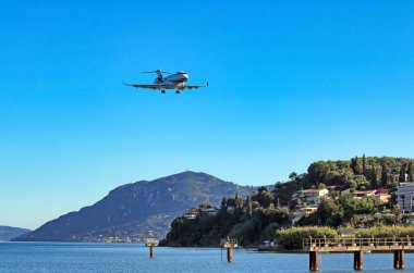 Kerkyra Havaalanına inen yolcu uçağı, Korfu Uluslararası Havaalanı, Yunanistan