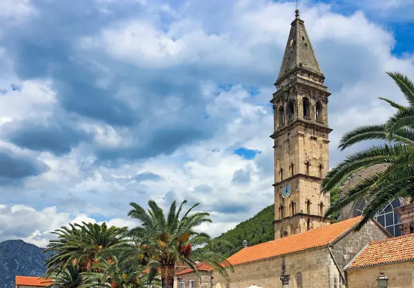 Karadağ 'ın Perast kasabasındaki Aziz Nicholas kilise kulesi