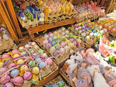 Freyung, Viyana, Avusturya 'da renkli el yapımı Paskalya yumurtası ve bebekleri. 