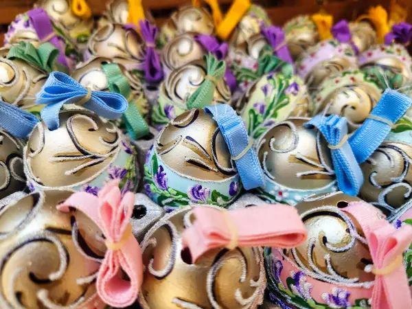 Renkli el yapımı Paskalya yumurtaları, tatil geçmişi.