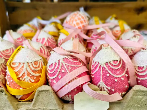 Renkli boyanmış Paskalya yumurtaları, yakın plan.