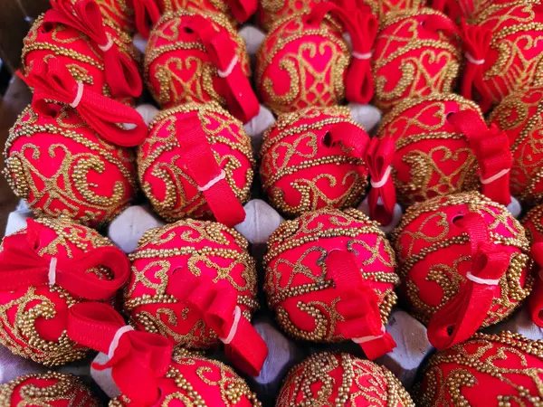 El yapımı kırmızı Paskalya yumurtaları. 