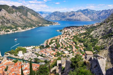 Yaz mevsiminde Kotor Körfezi, Karadağ 'ın eski Kotor kenti 
