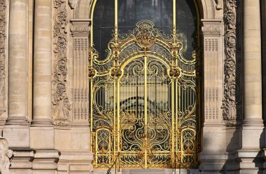 Altın kapı girişi, Paris, Fransa 'daki eski bina.