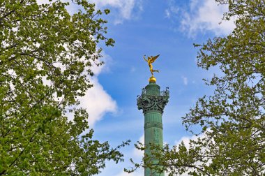 Paris 'teki Bastille Meydanı' nda sütun.