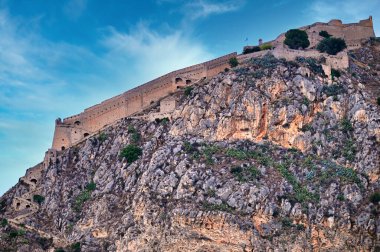 Yunanistan 'ın Nafplio kentinin üzerindeki tepenin üzerindeki Palamidi şatosu, manzara