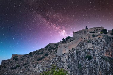 Yunanistan 'ın Nafplio kentindeki Palamidi şatosunun üstündeki yıldızlı gökyüzü