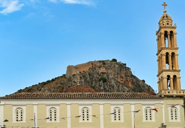 Yunanistan 'ın Nafplio kentinin üzerindeki tepedeki kilise ve Palamidi kalesi