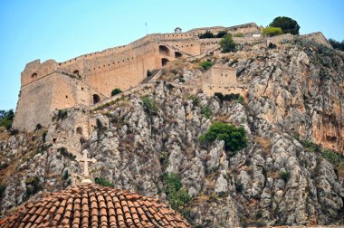 Yunanistan 'ın Nafplio kentinin üstündeki tepenin üzerinde haçlı ve Palamidi kaleli kilise kubbesi