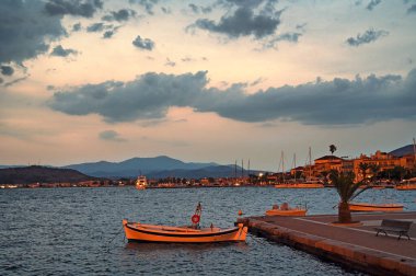 Yunanistan 'ın Nafplio, Moreloponnese üzerinde günbatımı gökyüzü