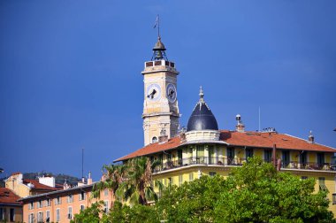Notre Dame du Port Kilisesi. Çan kulesi ve saati var. Güzel, Fransa.