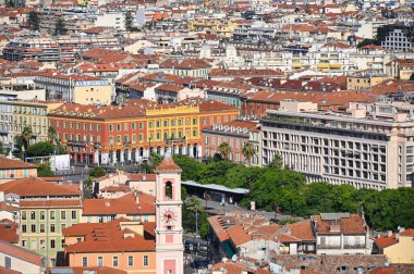Saat kulesi olan kilise, eski kasaba Güzel şehir, Fransa, yaz mevsimi