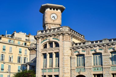 Nice, Fransa 'da saat kulesi olan eski bir bina.