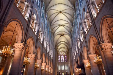 Notre Dame katedralinin geniş açılı görüntüsü, Paris.