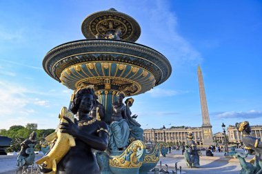 Concorde Meydanı, Paris, Fransa 'daki Luxor Çeşmesi ve Obelisk.