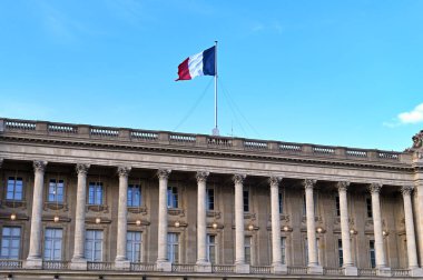 Fransız Donanma Bakanlığı binası Fransız bayrağı taşıyan Place de la Concorde, Paris, Fransa