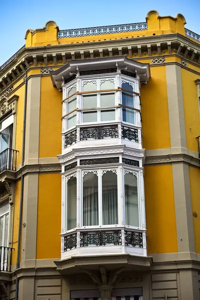 Eski sarı bina penceresi ve duvar ön cephesi, Valencia, İspanya