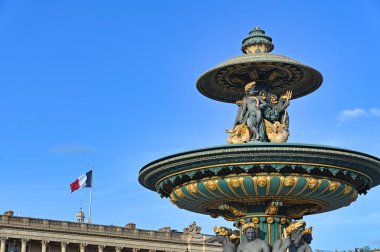 Concorde Meydanı 'ndaki çeşme ve Fransız bayrağı, Paris, Fransa
