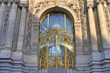 Paris, Fransa 'daki Golden Gate giriş detayları.