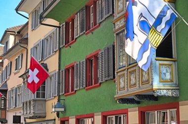 Eski Zürih 'te İsviçre bayraklı bir cadde 