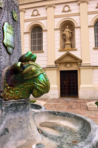 Macaristan, Pecs yakınlarındaki Zsolnay çeşmesi.