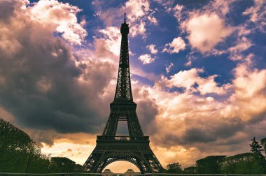 Paris, Fransa 'da Eyfel Kulesi üzerinde dramatik gün batımı gökyüzü