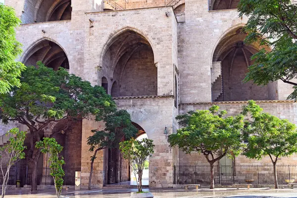 Serrano Kuleleri, Torres de Serranos Valencia, İspanya
