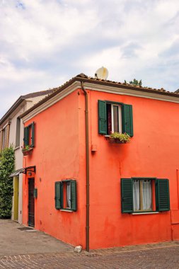 İtalya, Rimini 'deki eski kırmızı ev.